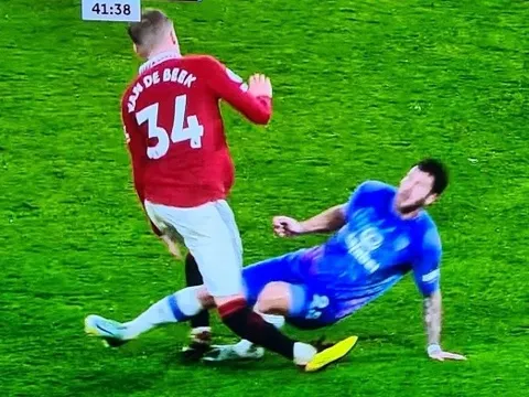 Hình ảnh rợn người của Van de Beek trong pha bóng thô bạo