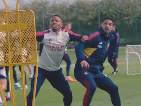 Hình ảnh thú vị trên sân tập của Arteta