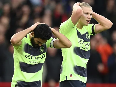 Ông lớn sẩy chân, nghẹt thở vòng 24 Ngoại hạng Anh