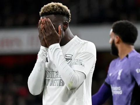 Hàng công tê liệt, Arsenal chết vì rút súng chậm