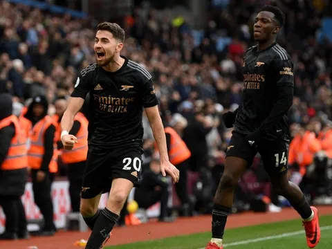 Arsenal trở lại ngôi đầu từ cõi chết