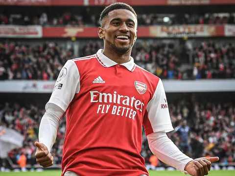 'Fergie time' lại cứu sống Arsenal