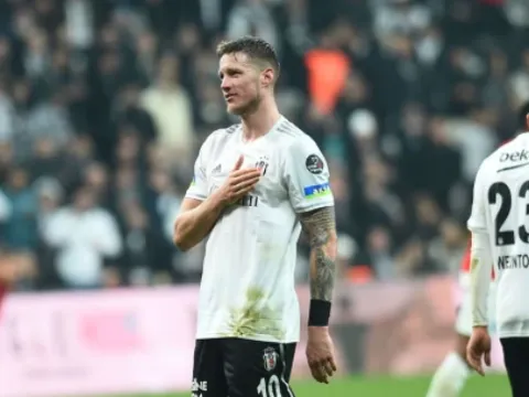HLV Besiktas phá vỡ im lặng về thương vụ Wout Weghorst của M.U