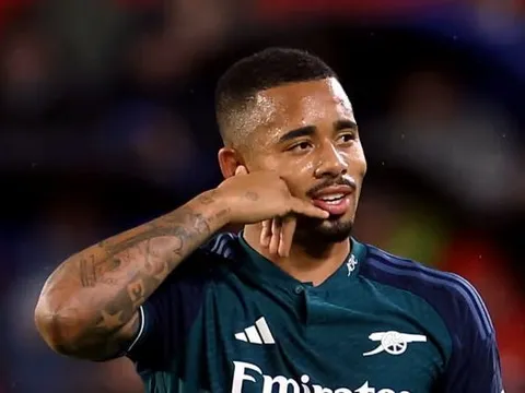 HLV Brazil tính dùng Jesus đối đầu Argentina, Arsenal lo sót vó