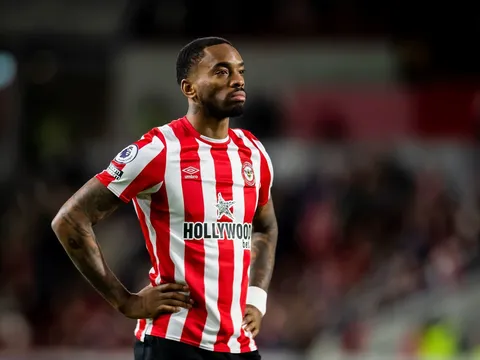 HLV Brentford gieo sầu cho Arsenal và Chelsea