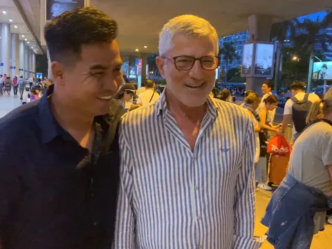 HLV Calisto hạnh phúc trở lại Việt Nam dự trận cầu đặc biệt