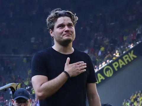 HLV Dortmund bật khóc khi mất ngôi vương vào tay Bayern