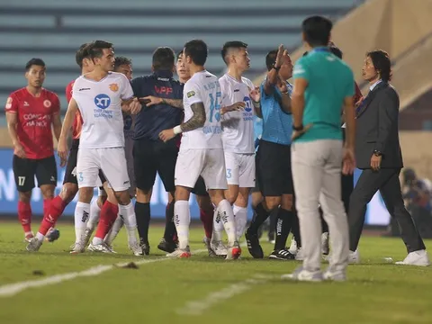 Từ chiếc áo mang vết máu đến cơn giận của HLV Gong