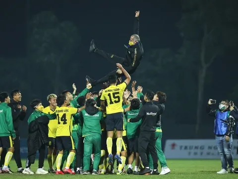 HLV Graechen giành danh hiệu đầu tiên sau khi chia tay HAGL