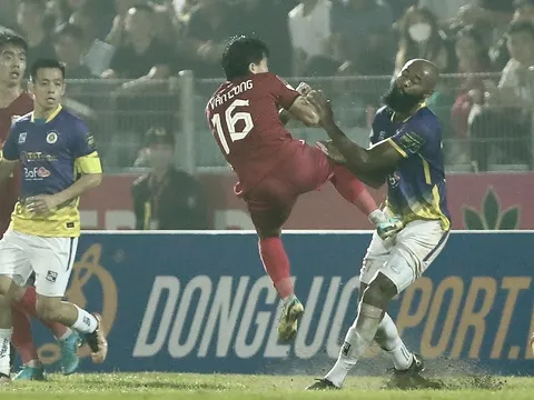 HLV Hà Nội 'nổi đóa' với trọng tài ở trận thắng ngược Hà Tĩnh