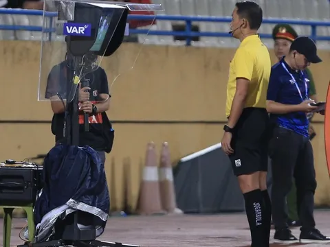 "VAR khiến trận đấu mất nhiều thời gian"