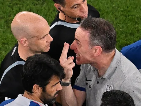 HLV Hàn Quốc xin lỗi học trò vì lãnh thẻ đỏ