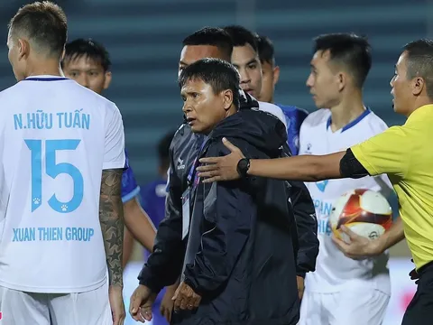 HLV Khánh Hòa bức xúc với trọng tài