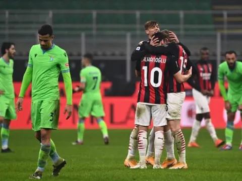 HLV Lazio: "Trận đấu với AC Milan khiến tôi phát điên, đó là cú lừa"