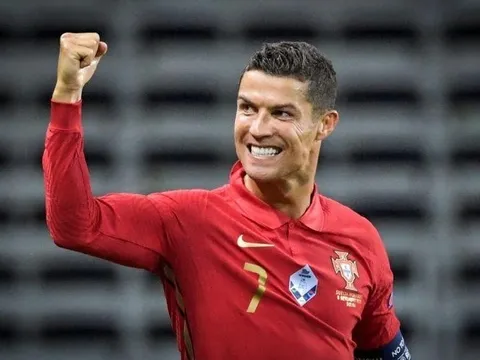 HLV mới của tuyển Bồ Đào Nha thuyết phục Ronaldo tiếp tục