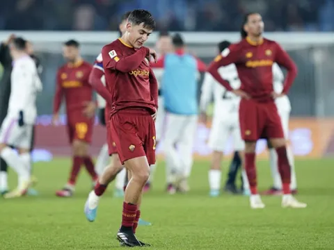 HLV Mourinho nổi giận trong trận thua của Roma