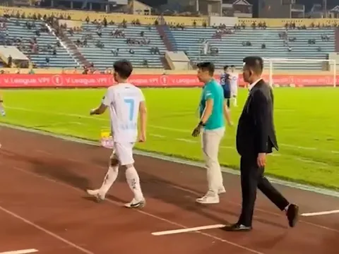 HLV Nam Định nói gì khi Hồng Duy hành động thiếu kiểm soát?