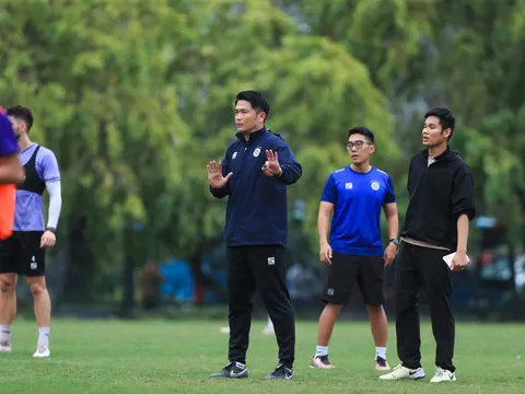 HLV Nhật Bản muốn CLB Việt Nam đá như Man City, Tottenham