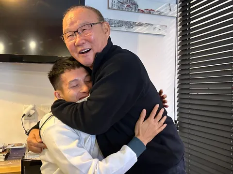 HLV Park Hang-seo cảm động khi gặp lại Hùng Dũng