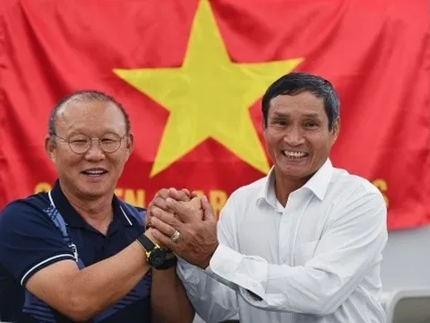 HLV Park Hang-seo động viên thầy trò Mai Đức Chung