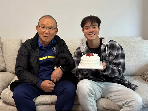 HLV Park Hang-seo tặng quà đặc biệt cho Văn Toàn ở Hàn Quốc