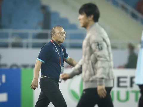 HLV Park và ông Shin Tae-yong lạnh lùng bước qua nhau