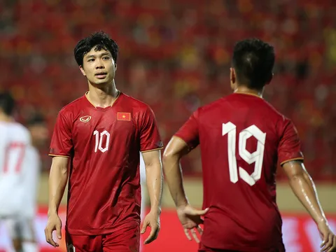 HLV Philippe Troussier không loại Công Phượng, Văn Toàn