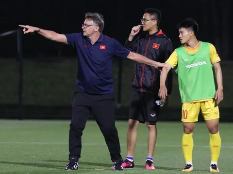 HLV Philippe Troussier 'chỉnh' cầu thủ U23 Việt Nam trước trận gặp UAE