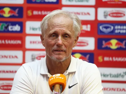 HLV Philippe Troussier hủy họp báo sau trận thắng Hong Kong