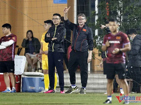 HLV Philippe Troussier mướt mồ hôi với U23 Việt Nam lúc nửa đêm