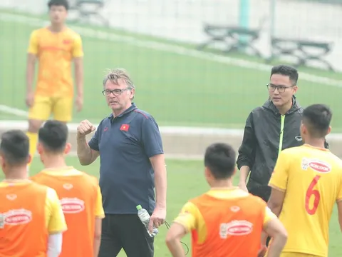 HLV Philippe Troussier 'ra chiêu', U23 Việt Nam mệt nhoài giữa trưa nắng
