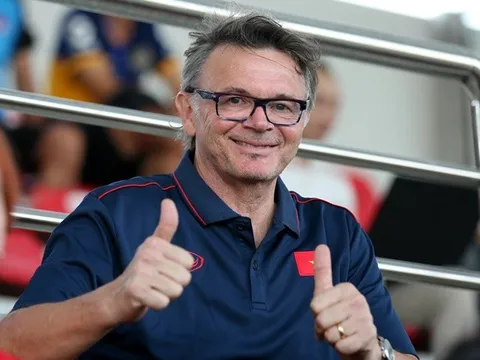 HLV Philippe Troussier và dấu hiệu đáng mừng từ V-League 2023