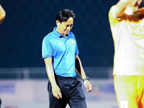 HLV Phùng Thanh Phương nghẹn lời nói về tương lai Sài Gòn FC