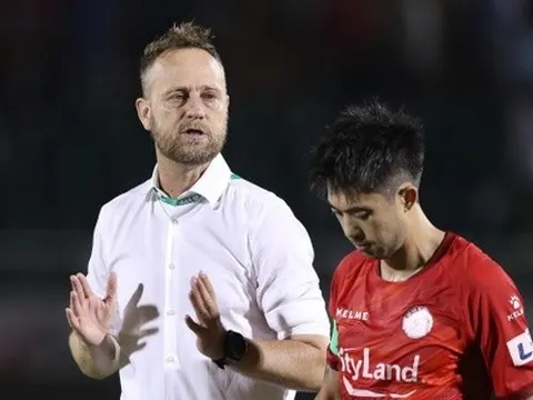 HLV Polking đang làm việc với một CLB V-League