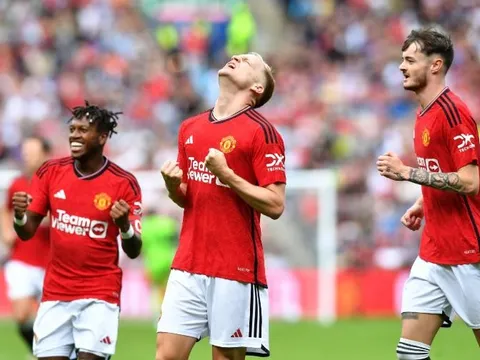 HLV Real Sociedad phá vỡ im lặng về thương vụ Van de Beek