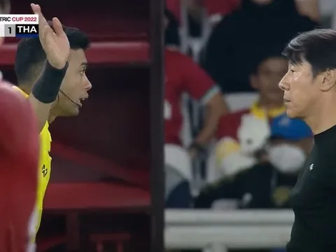 HLV Shin Tae-yong nổi cáu vì Polking câu giờ