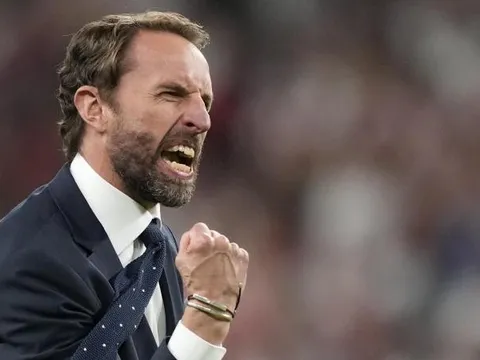 Neville nêu tên 3 HLV không phù hợp với Man United