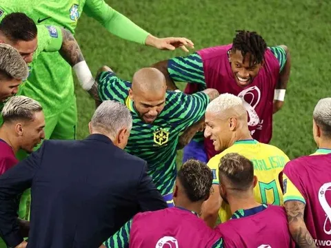 HLV Tite lý giải màn ăn mừng cùng học trò