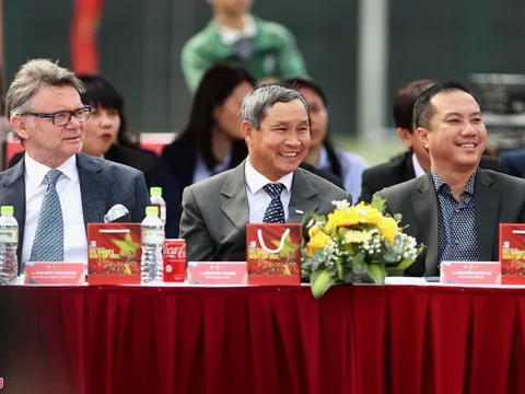 HLV Troussier cùng ông Mai Đức Chung dự lễ rước Cúp vàng World Cup