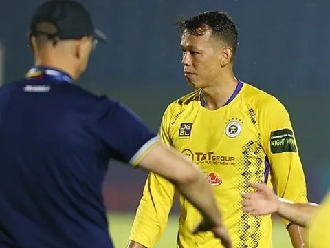 HLV Troussier dặn dò thủ môn Tấn Trường