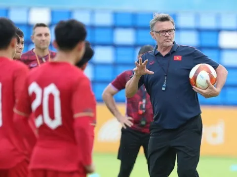 HLV Troussier đang tự bắn vào chân mình