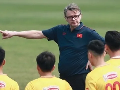 HLV Troussier do thám U23 Thái Lan