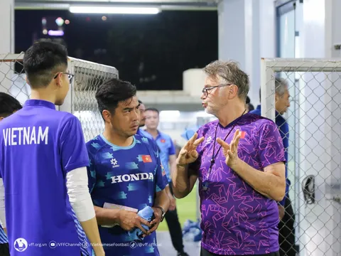 HLV Troussier gây thất vọng với tuyển Việt Nam, trò cưng Calisto bị vạ lây
