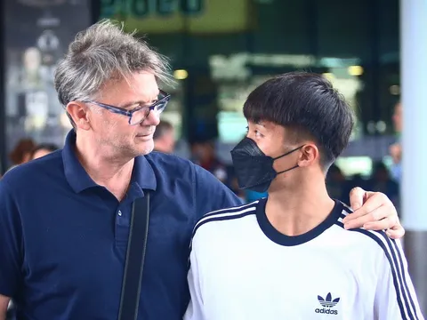 HLV Troussier hỏi han sao trẻ HAGL trong ngày U22 Việt Nam hội quân