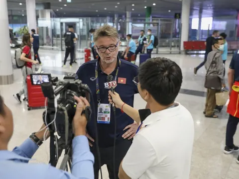 HLV Troussier lần đầu cảm nhận áp lực ở SEA Games