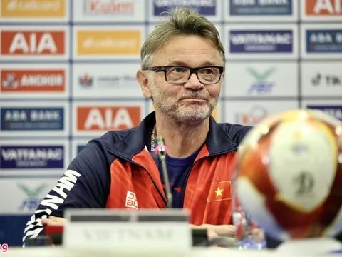 HLV Troussier nóng lòng thể hiện tại SEA Games 32