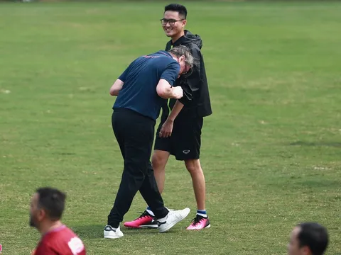 HLV Troussier tái hiện pha húc đầu của Zidane