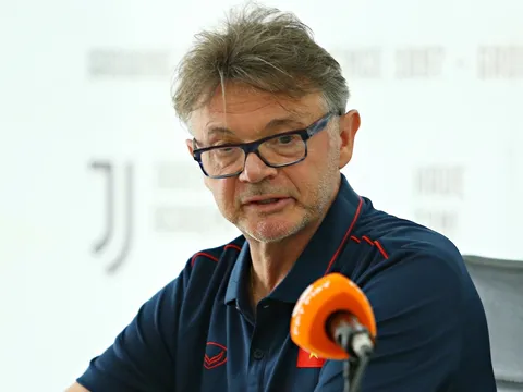 HLV Troussier: Tôi chọn cầu thủ đa năng cho SEA Games