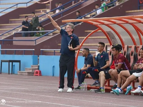 HLV Troussier và sứ mệnh mở ra vận may cho bóng đá Việt Nam