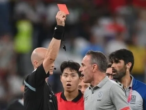 HLV tuyển Hàn Quốc nhận thẻ đỏ sau trận thua Ghana